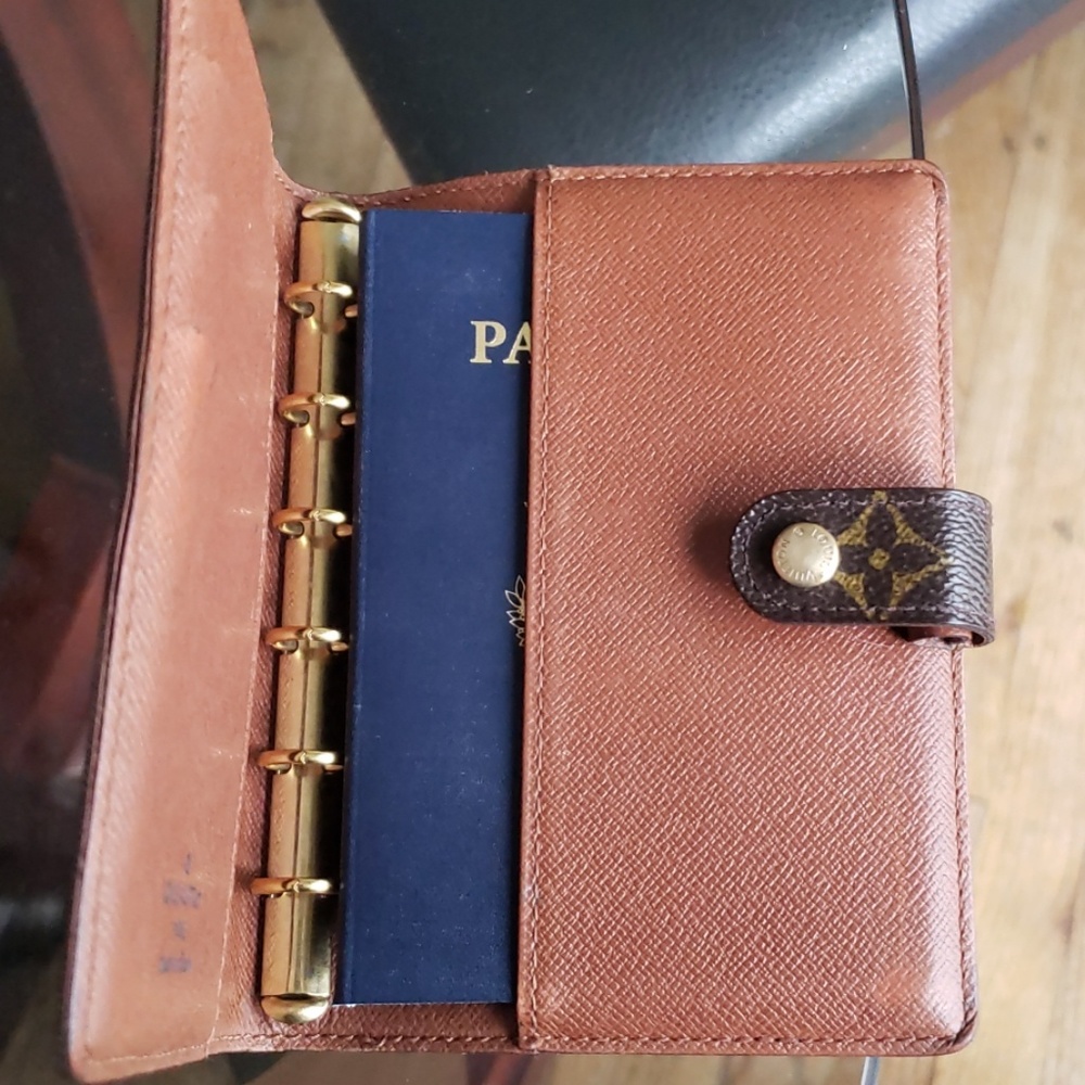 Louis Vuitton Agenda or Passport Holder - Picture 3 of 7